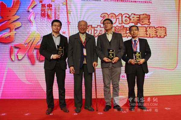中國工程院院士楊裕生為2016年度動力電池之星獲獎(jiǎng)企業(yè)頒獎(jiǎng)