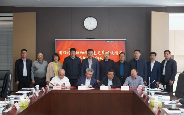 奮楫爭先潮頭立 ，乘勢而上新途啟