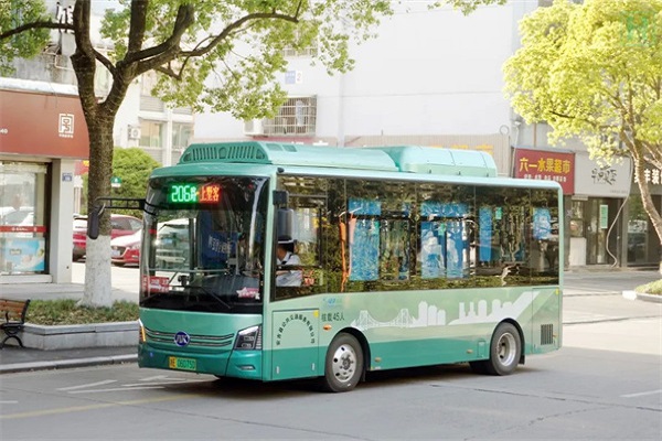 安凱純電動客車駛?cè)搿皟缮健卑l(fā)源地 助力安吉城鄉(xiāng)高質(zhì)量發(fā)展