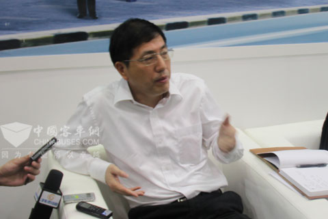 福田歐輝副總經(jīng)理劉國(guó)強(qiáng)接受記者采訪