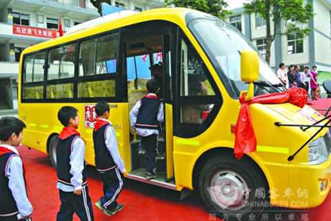 首輛“成都造”校車投用 60秒內(nèi)自動(dòng)滅火