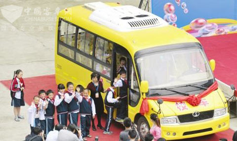 首輛“成都造”校車投用 60秒內(nèi)自動(dòng)滅火