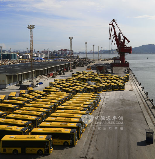 出口校車裝船起航