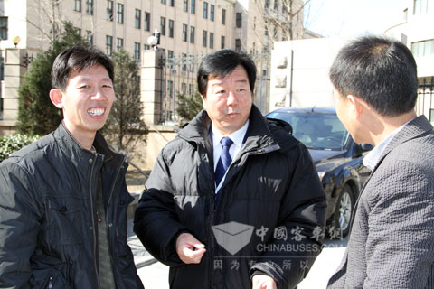 張春生與金旅客車服務(wù)人員親切溝通