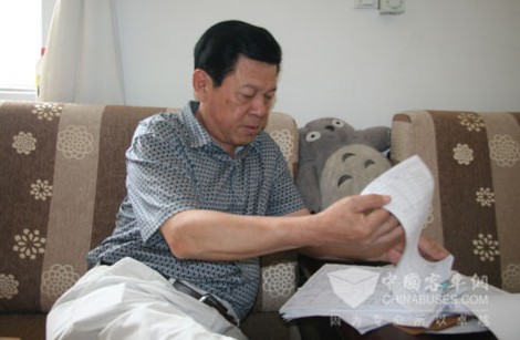 新國線集團(tuán)（聊城）有限公司機(jī)務(wù)副總李崇琳給記者講解節(jié)油狀況