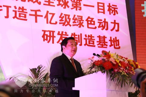譚旭光在千億級綠的動(dòng)力戰(zhàn)略規(guī)劃發(fā)布會(huì)上莊嚴(yán)宣布濰柴挑戰(zhàn)全球第一目標(biāo)
