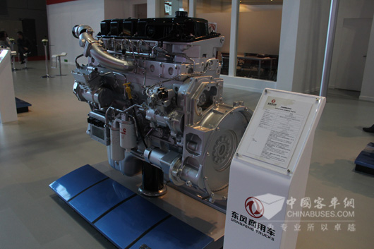 第十六屆上海國際車展上展出的東風康明斯13L發(fā)動機