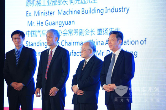 中國(guó)汽車工業(yè)協(xié)會(huì)常務(wù)副會(huì)長(zhǎng)董揚(yáng)及中國(guó)工程機(jī)械工業(yè)協(xié)會(huì)會(huì)長(zhǎng)祁俊發(fā)言